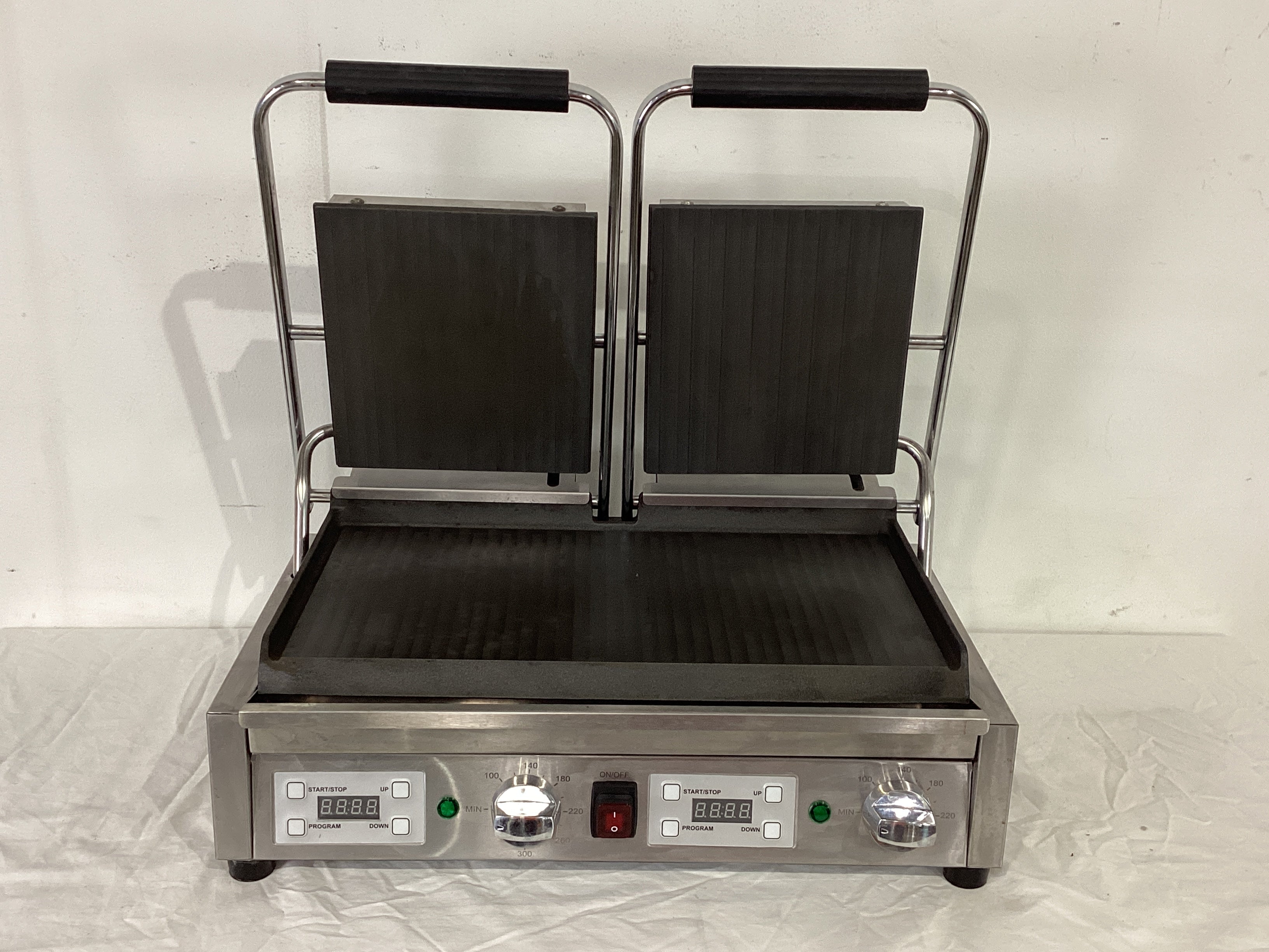 Apuro FC384-A-02 Contact Grill - 850388