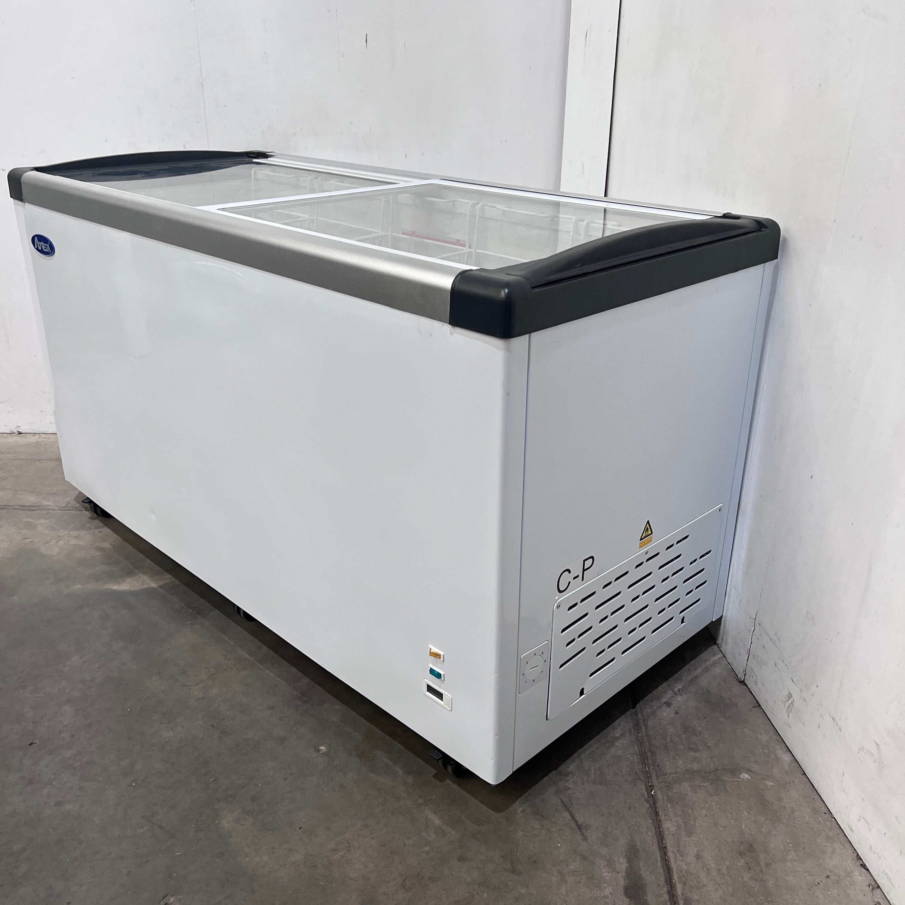 Atosa SD-520P Flat Glass Top Chest Freezer - 871694