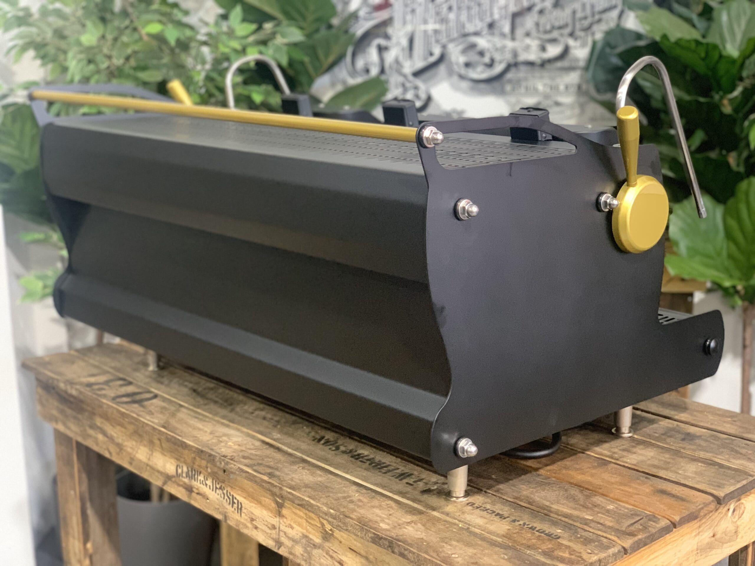 Synesso Sabre 3 Group Black and Gold - 352