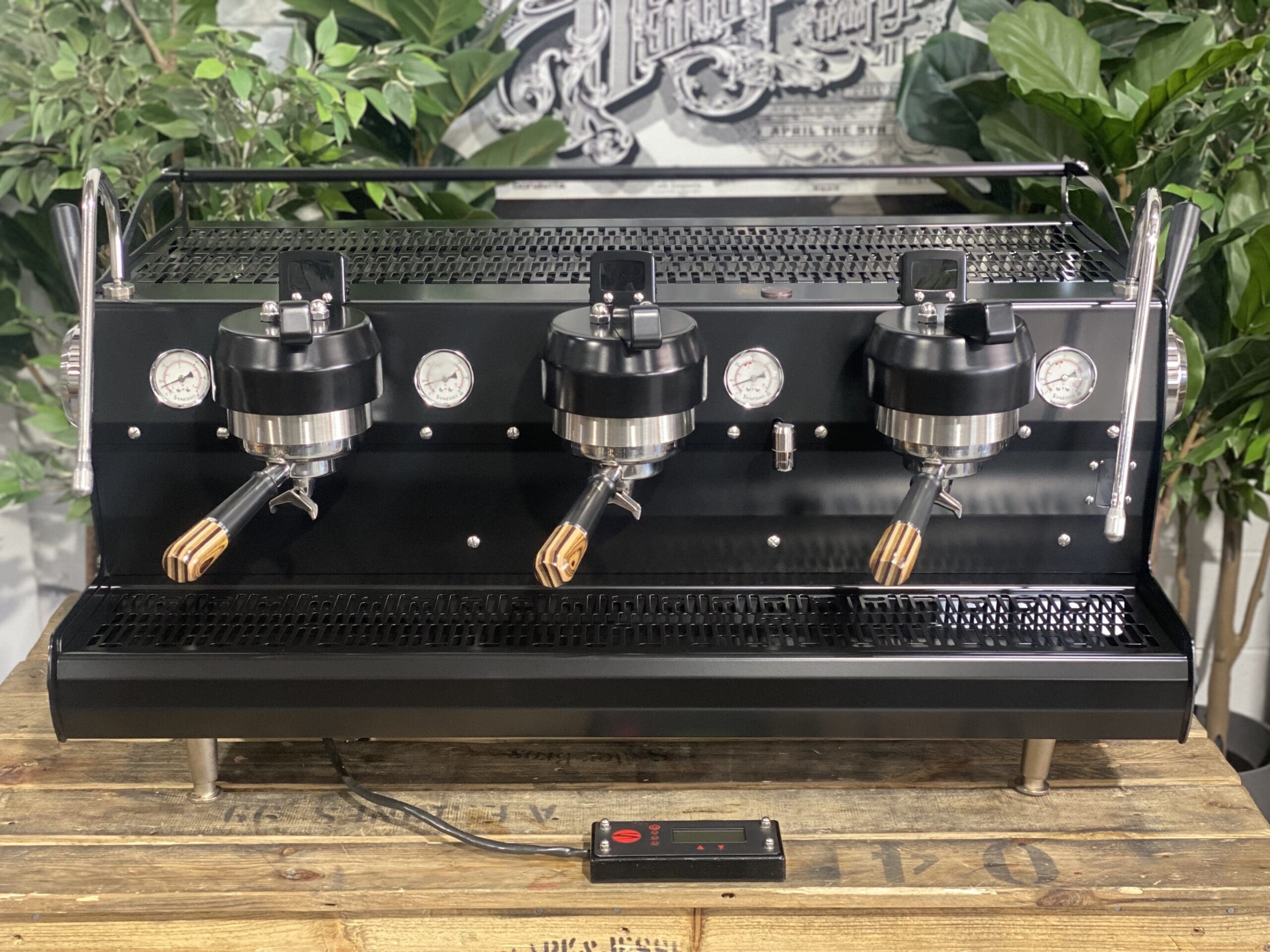 Synesso Sabre 3 Group Black w. Black & Brown Pesado Handles - 15521