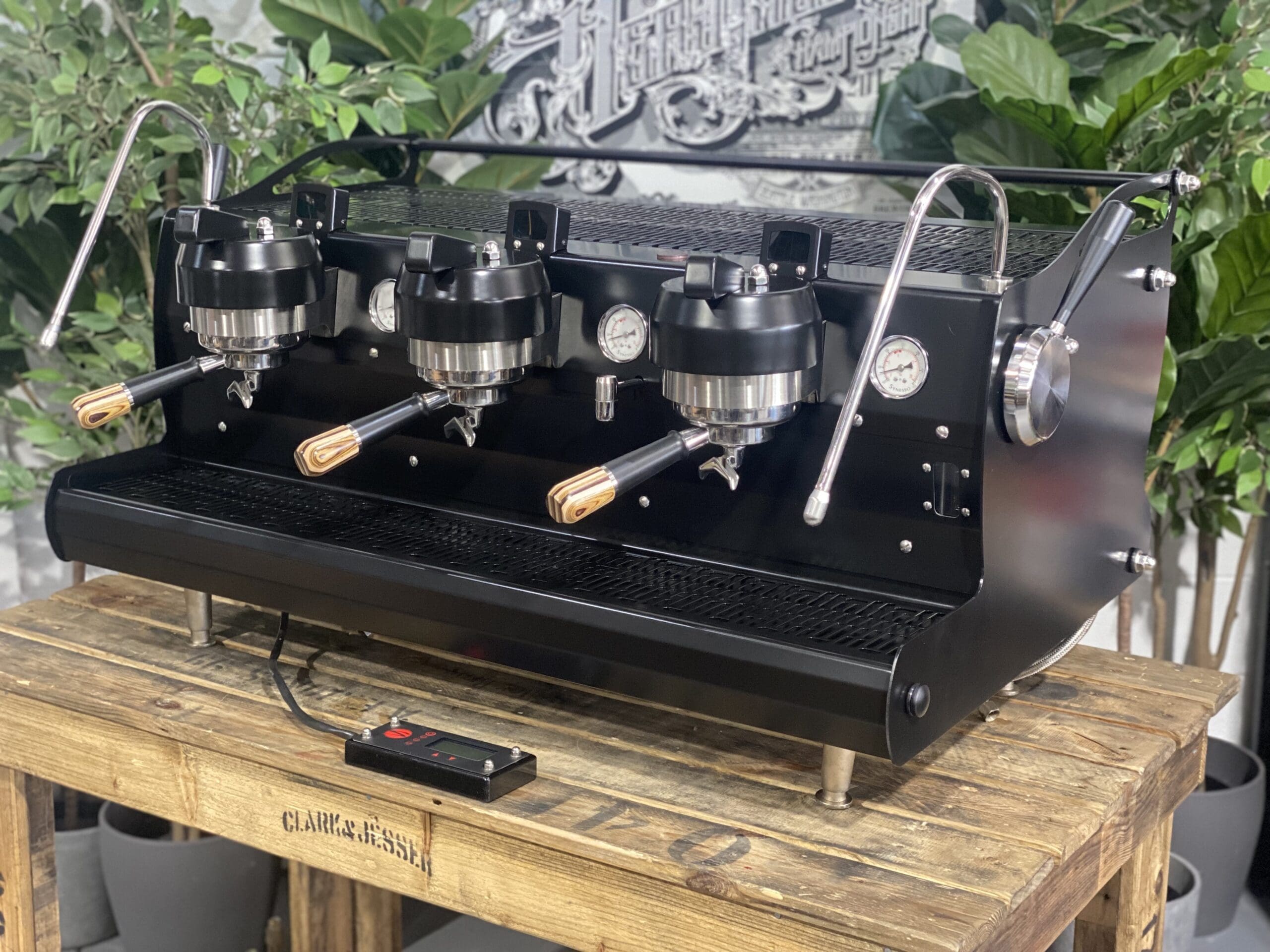 Synesso Sabre 3 Group Black w. Black & Brown Pesado Handles - 15521