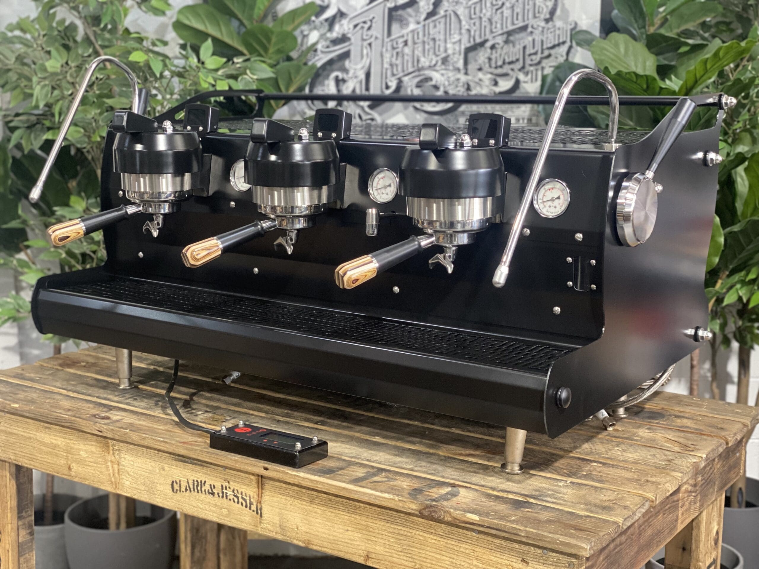 Synesso Sabre 3 Group Black w. Black & Brown Pesado Handles - 15521