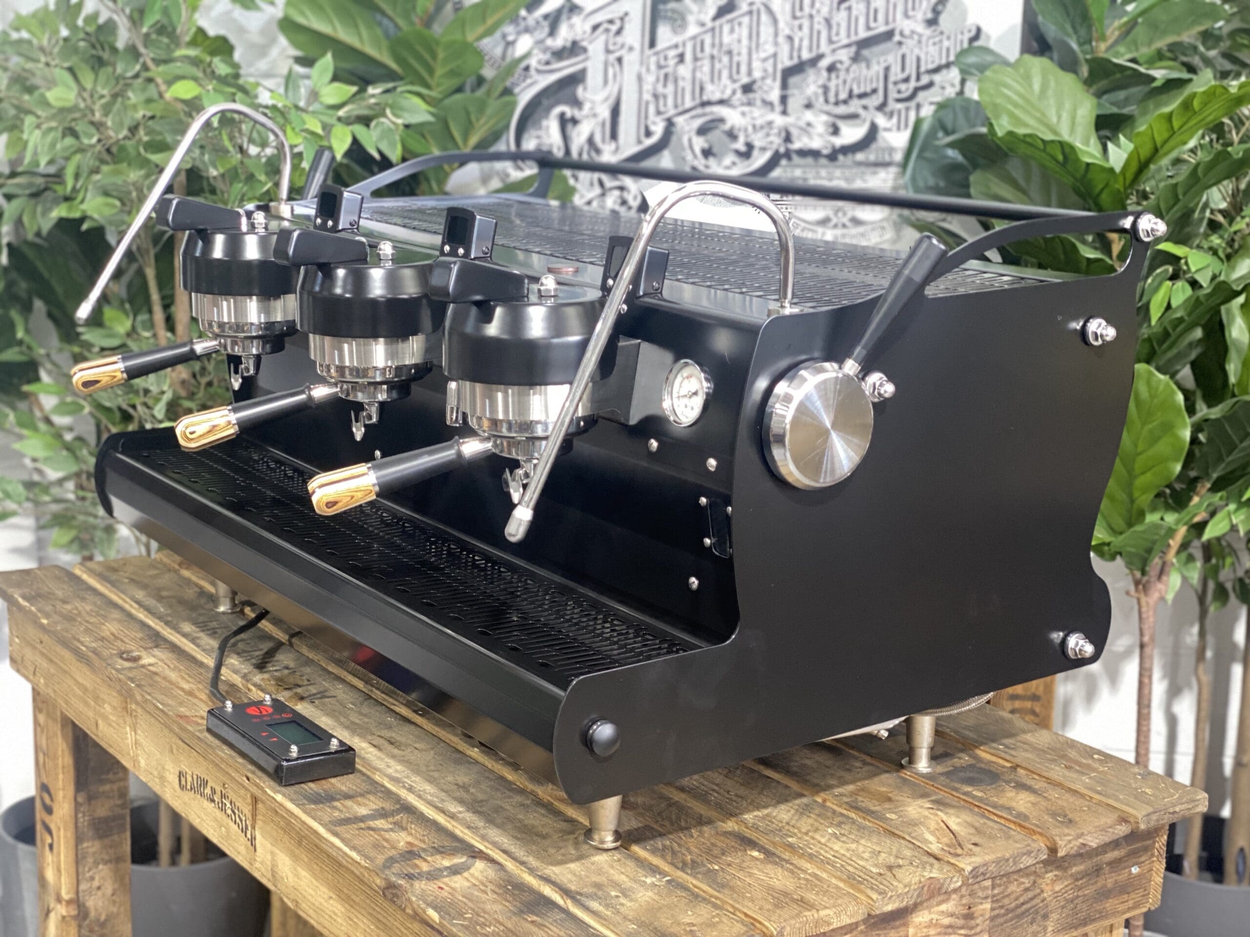 Synesso Sabre 3 Group Black w. Black & Brown Pesado Handles - 15521