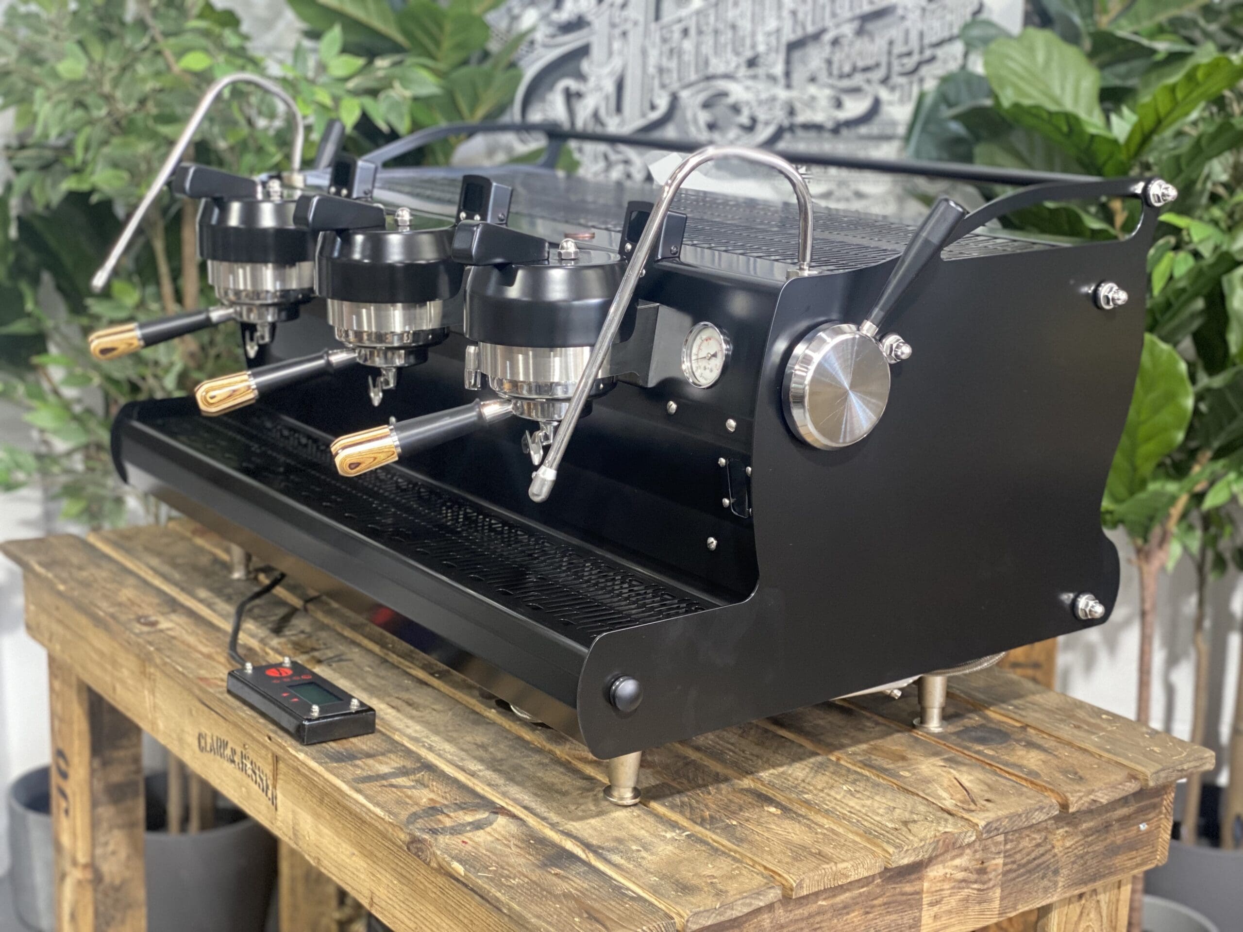 Synesso Sabre 3 Group Black w. Black & Brown Pesado Handles - 15521