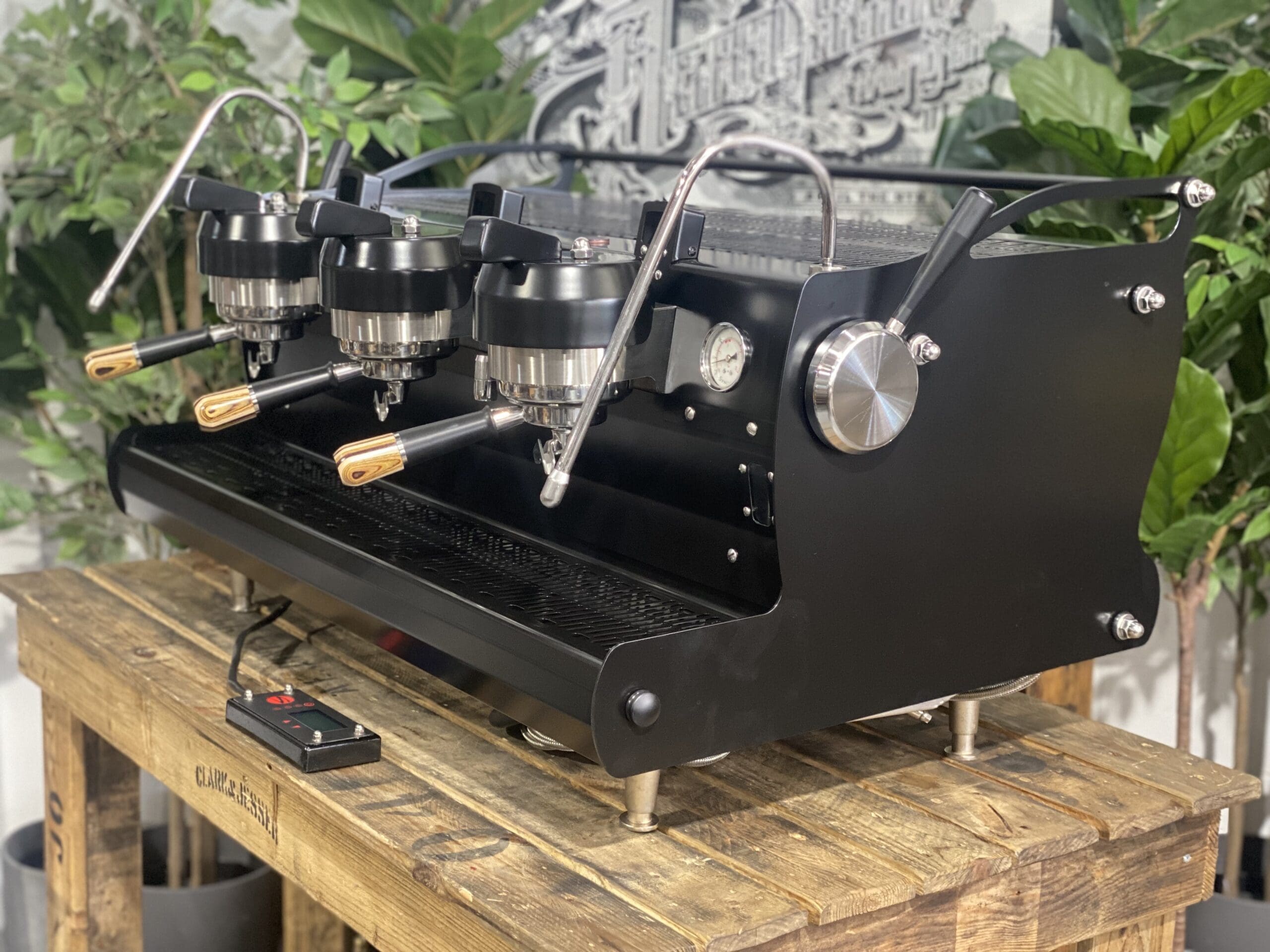 Synesso Sabre 3 Group Black w. Black & Brown Pesado Handles - 15521