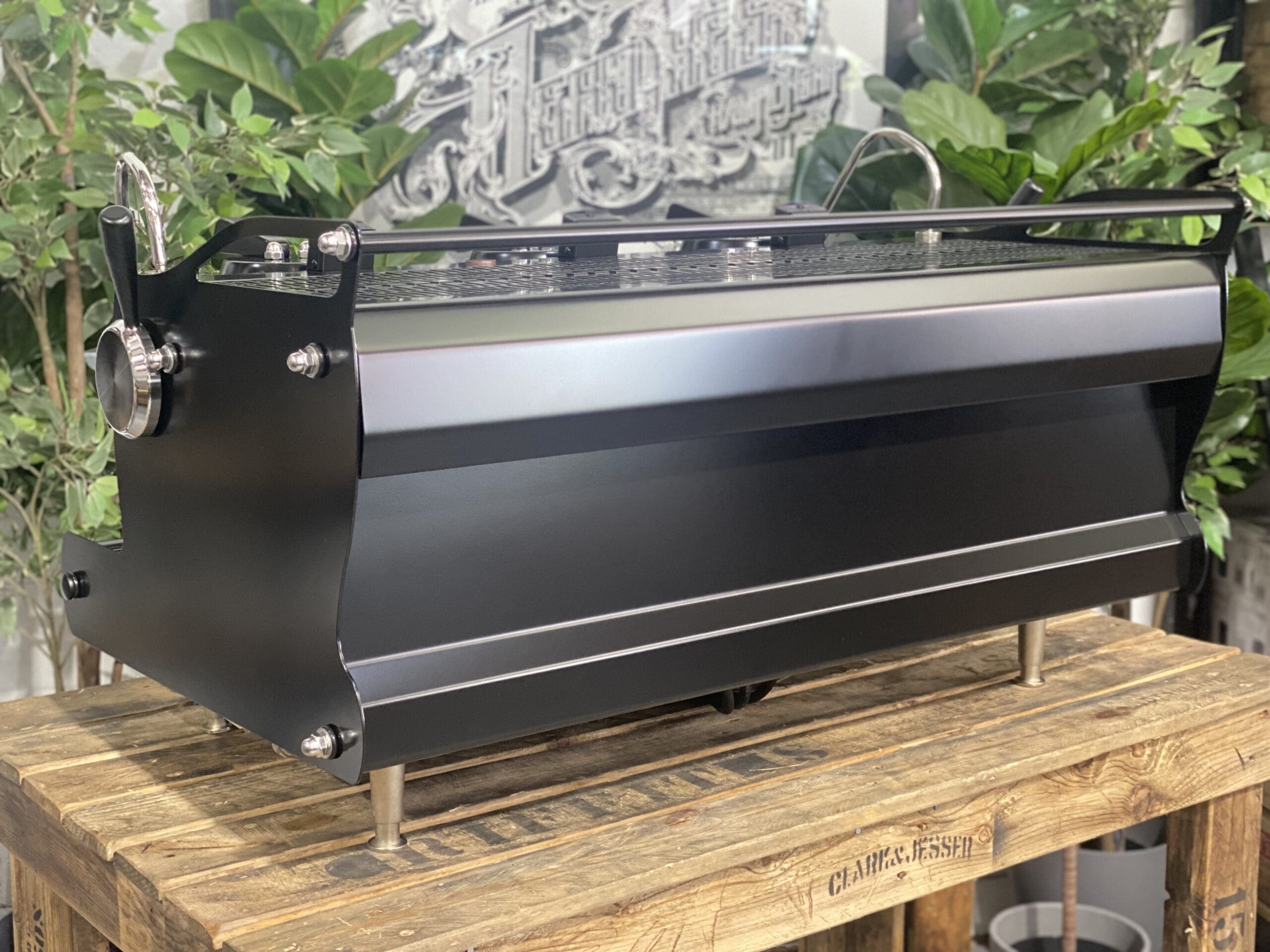 Synesso Sabre 3 Group Black w. Black & Brown Pesado Handles - 15521