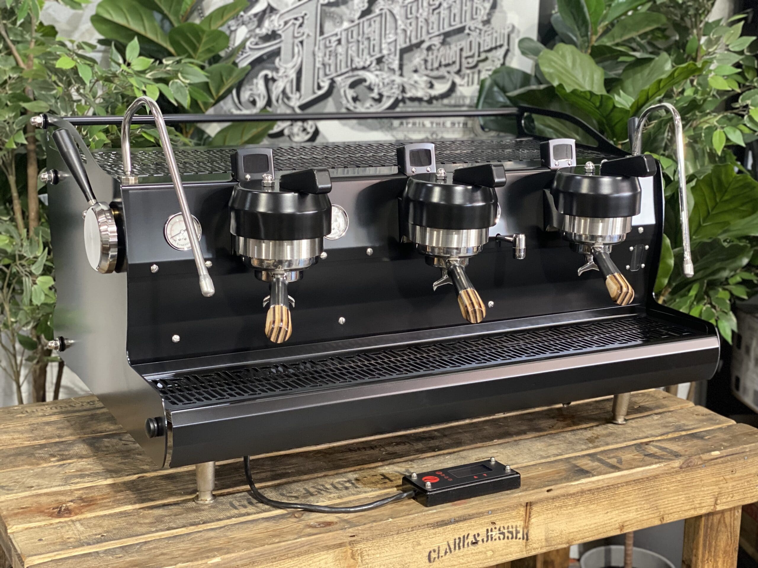 Synesso Sabre 3 Group Black w. Black & Brown Pesado Handles - 15521