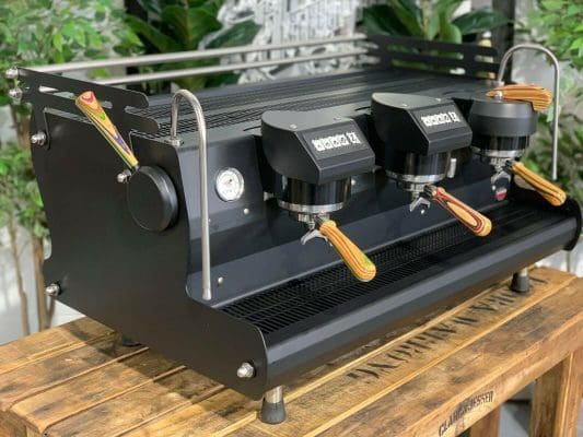 Synesso Sabre Hybrid 3 Group – Matte Black / Skateboard Timber Custom - 505