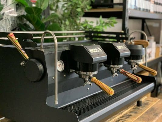 Synesso Sabre Hybrid 3 Group – Matte Black / Skateboard Timber Custom - 505