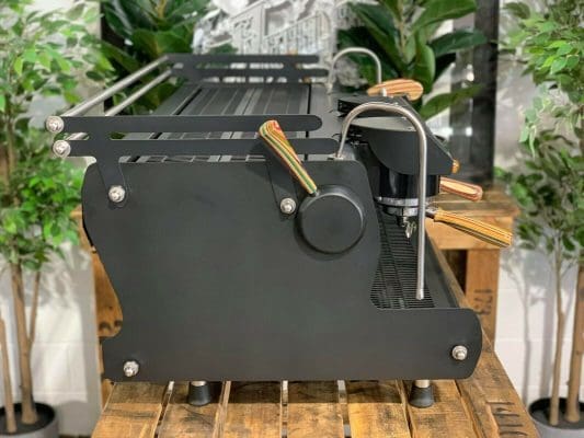 Synesso Sabre Hybrid 3 Group – Matte Black / Skateboard Timber Custom - 505