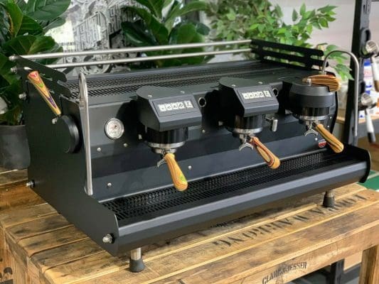 Synesso Sabre Hybrid 3 Group – Matte Black / Skateboard Timber Custom - 505