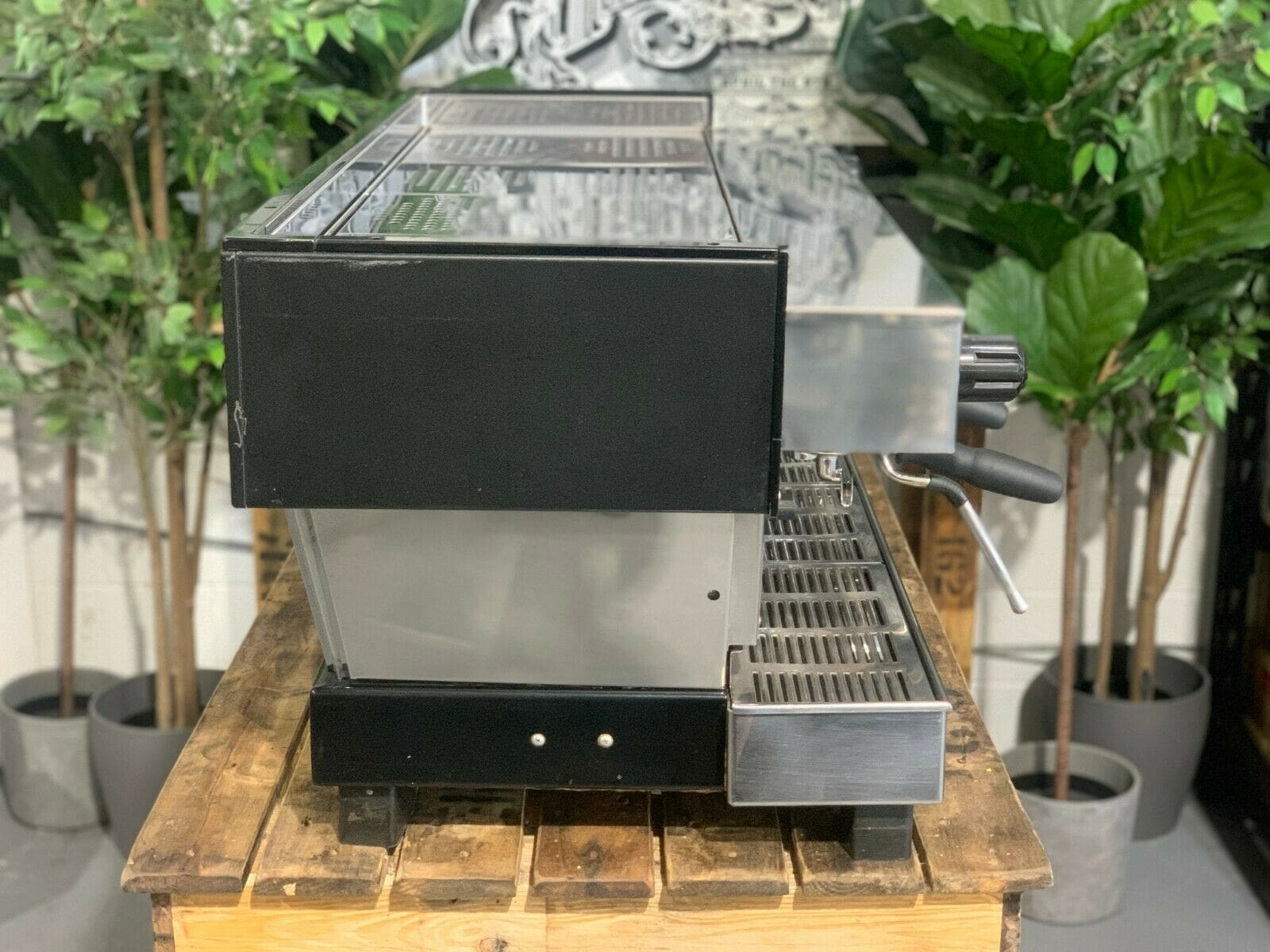 La Marzocco Linea Classic Black - 4 Group Commercial Espresso Machine - Stainless Steel