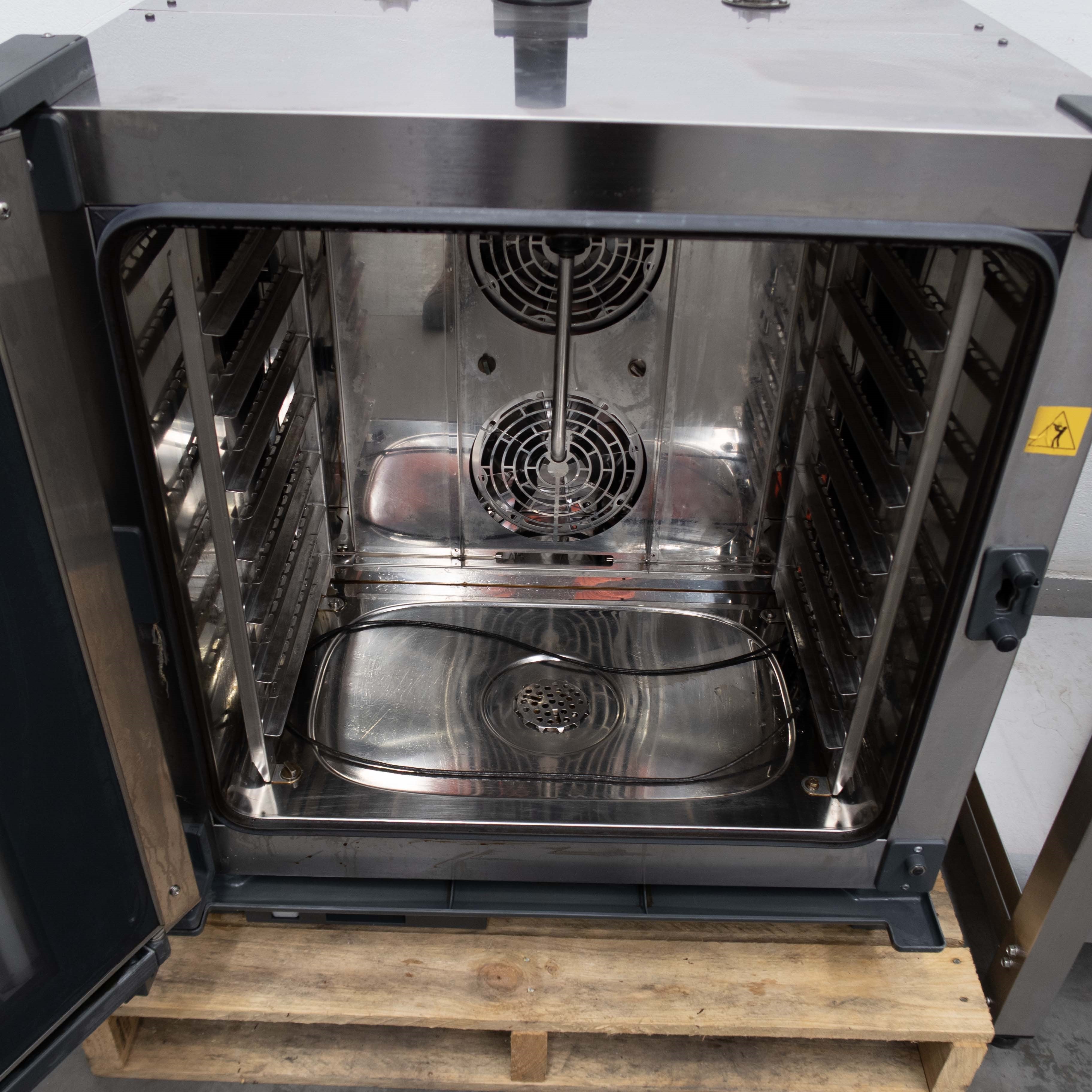 Unox XEVC-0711-GPRM 7 Tray Combi Oven + Stand - 746057