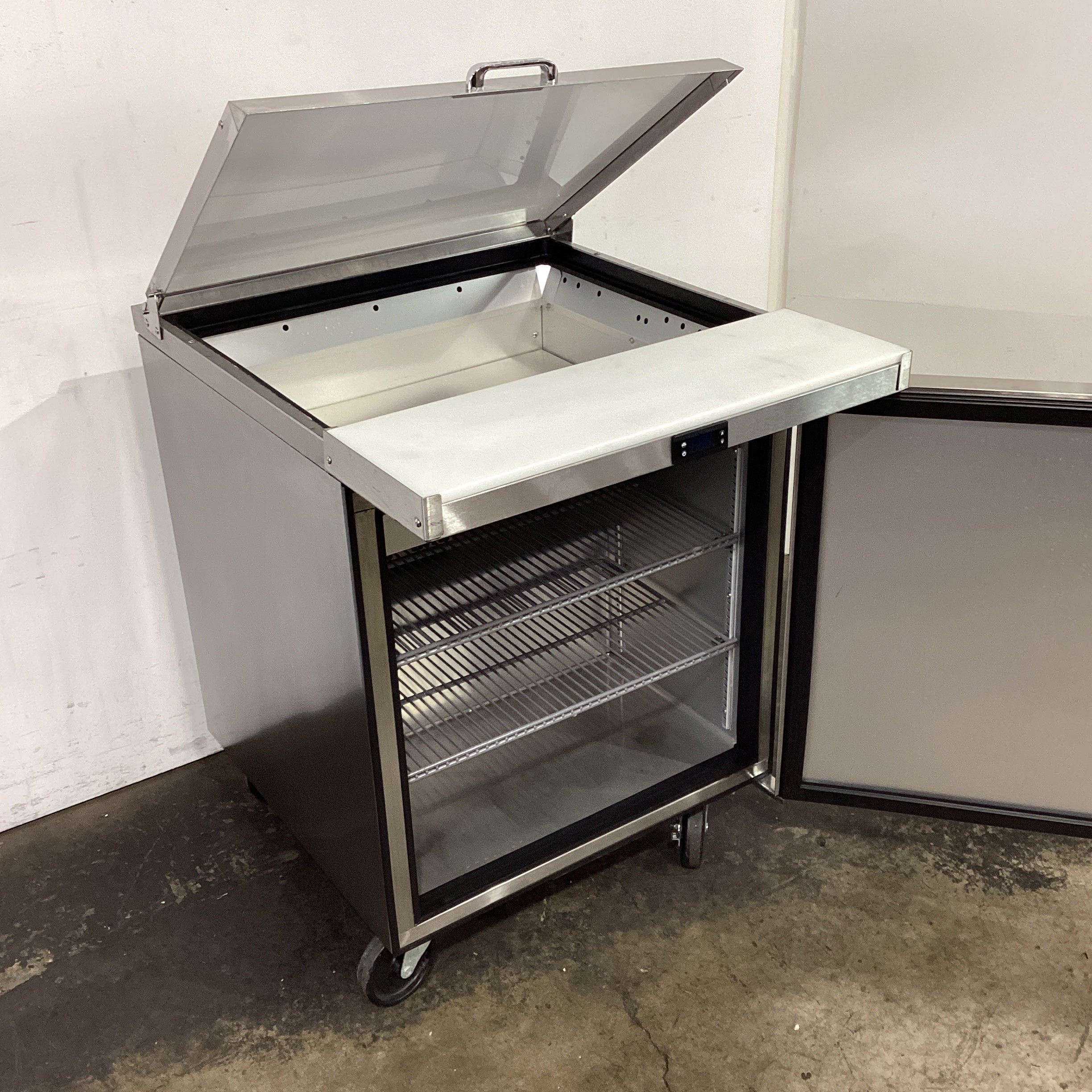 True TSSU-27-12M-C-HC Sandwich Prep Fridge - 830845