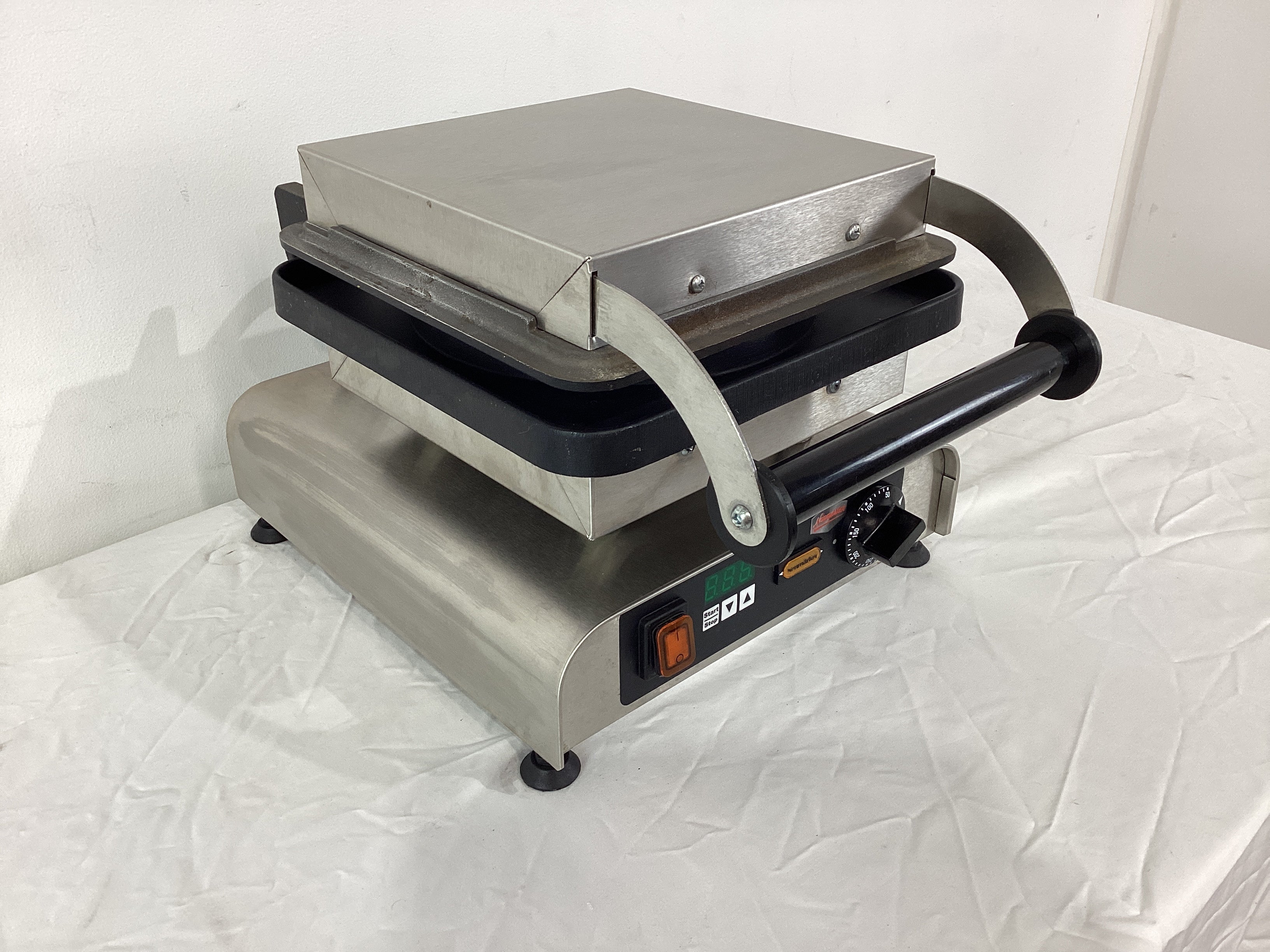 Neumarker 12-40718DT Waffle Maker - 844340