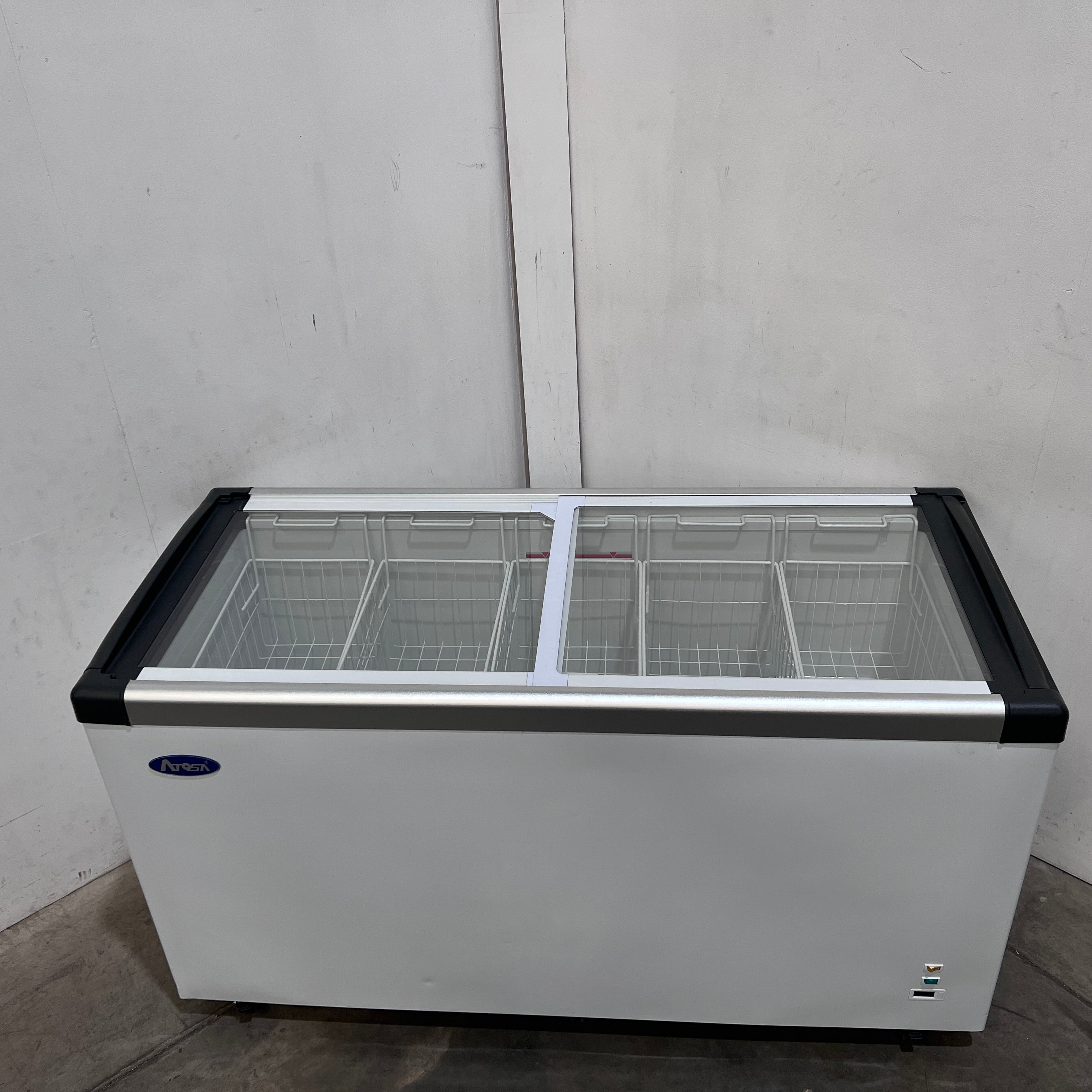 Atosa SD-520P Flat Glass Top Chest Freezer - 871693