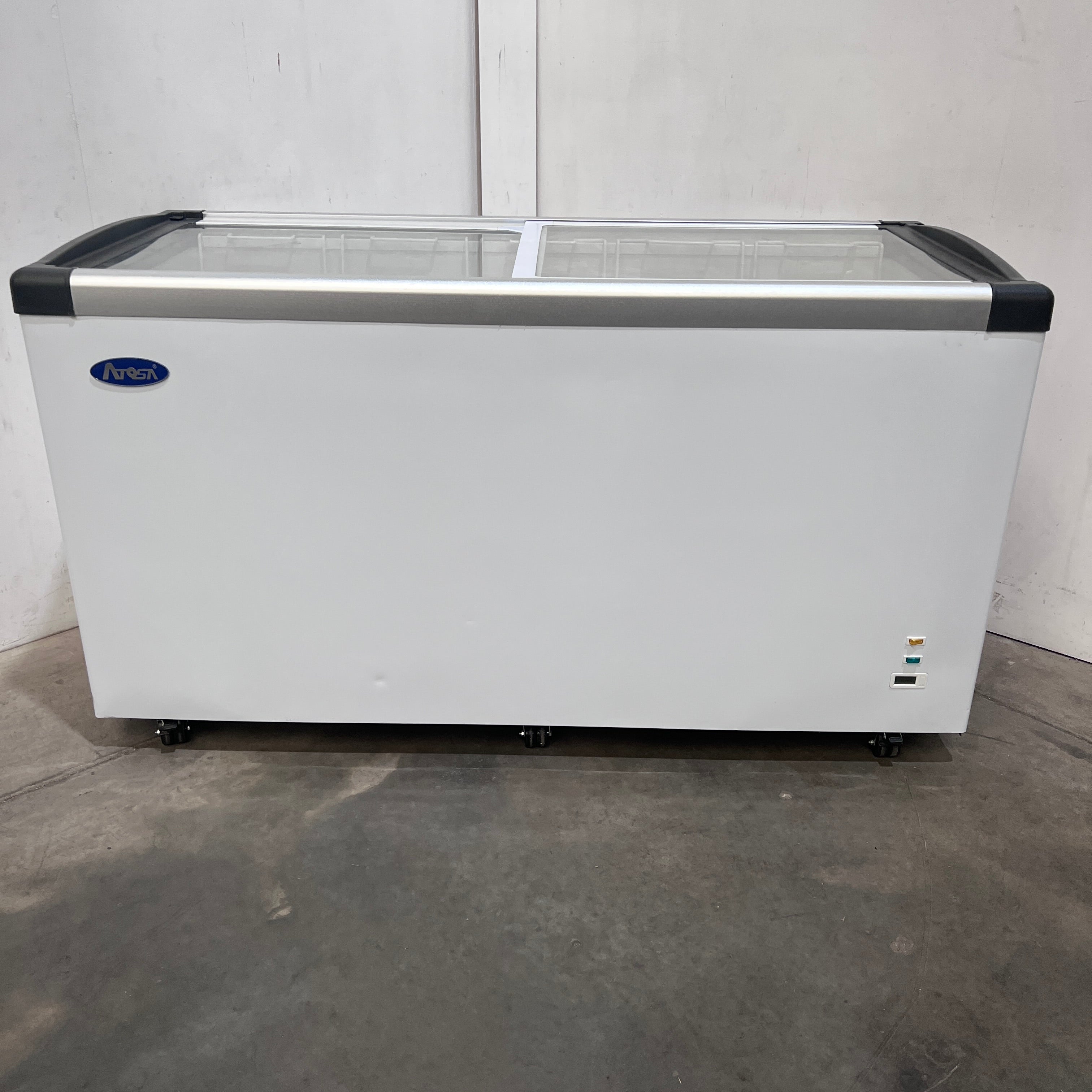 Atosa SD-520P Flat Glass Top Chest Freezer - 871694