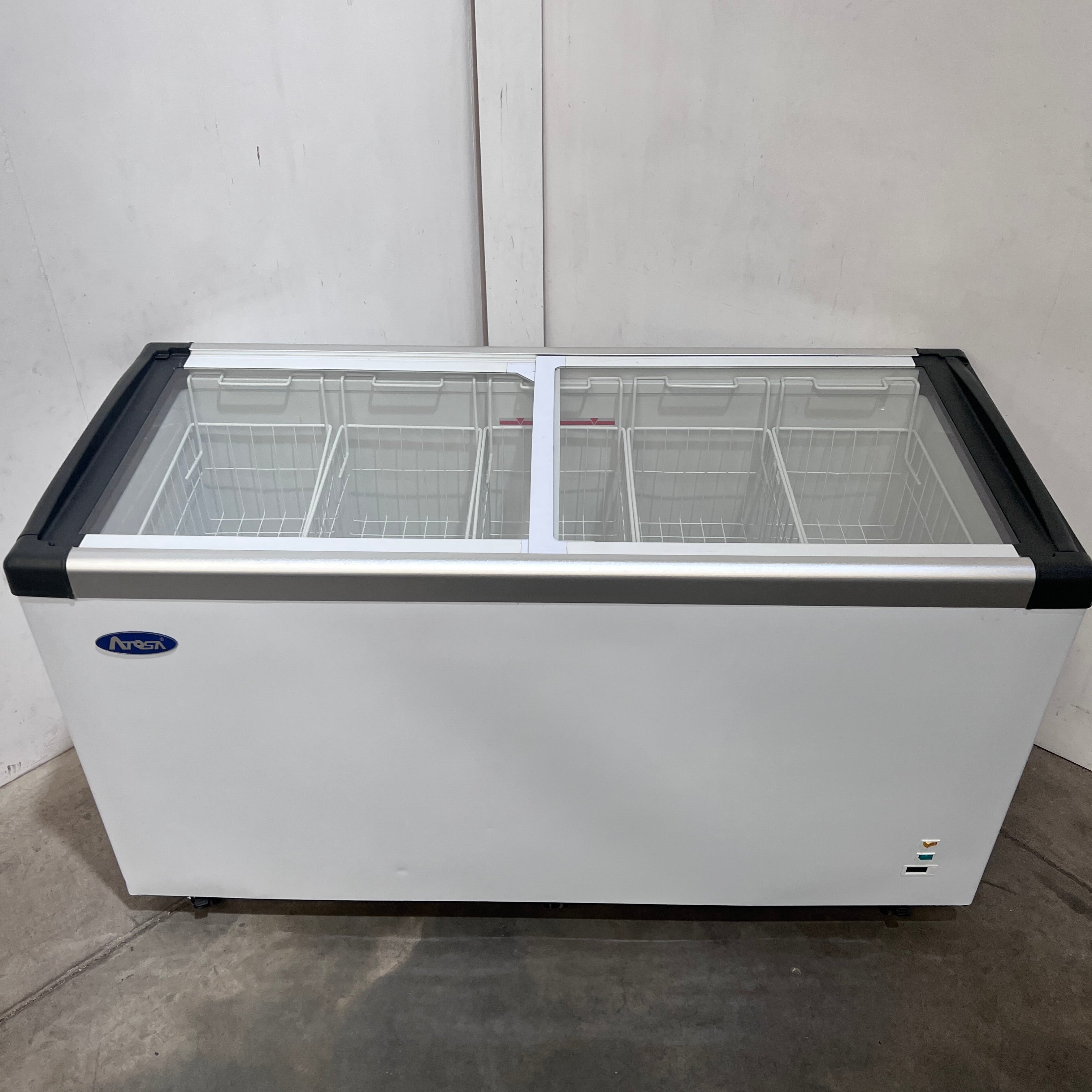 Atosa SD-520P Flat Glass Top Chest Freezer - 871694