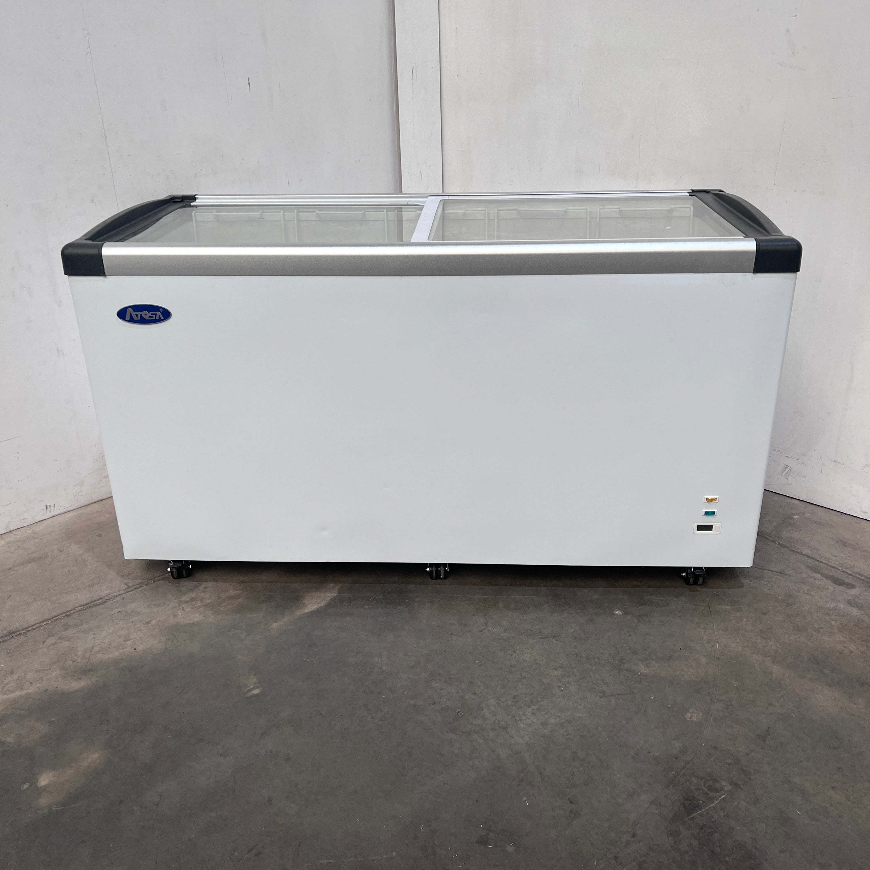 Atosa SD-520P Flat Glass Top Chest Freezer - 871695