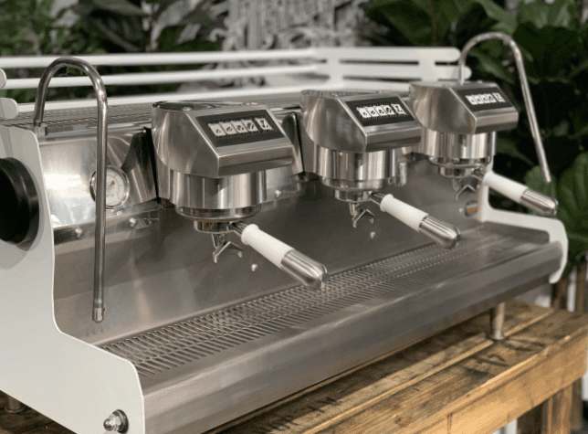 Synesso Sabre 3 Group White w. Pesado’s