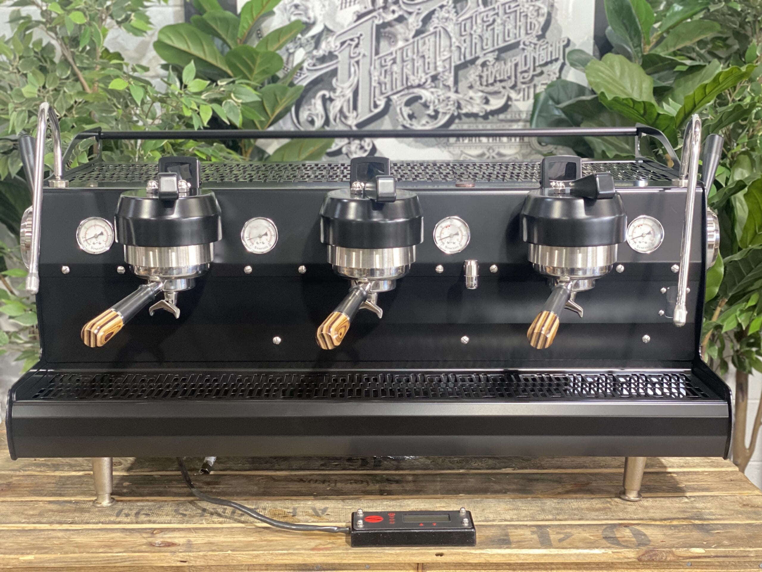 Synesso Sabre 3 Group Black w. Black & Brown Pesado Handles