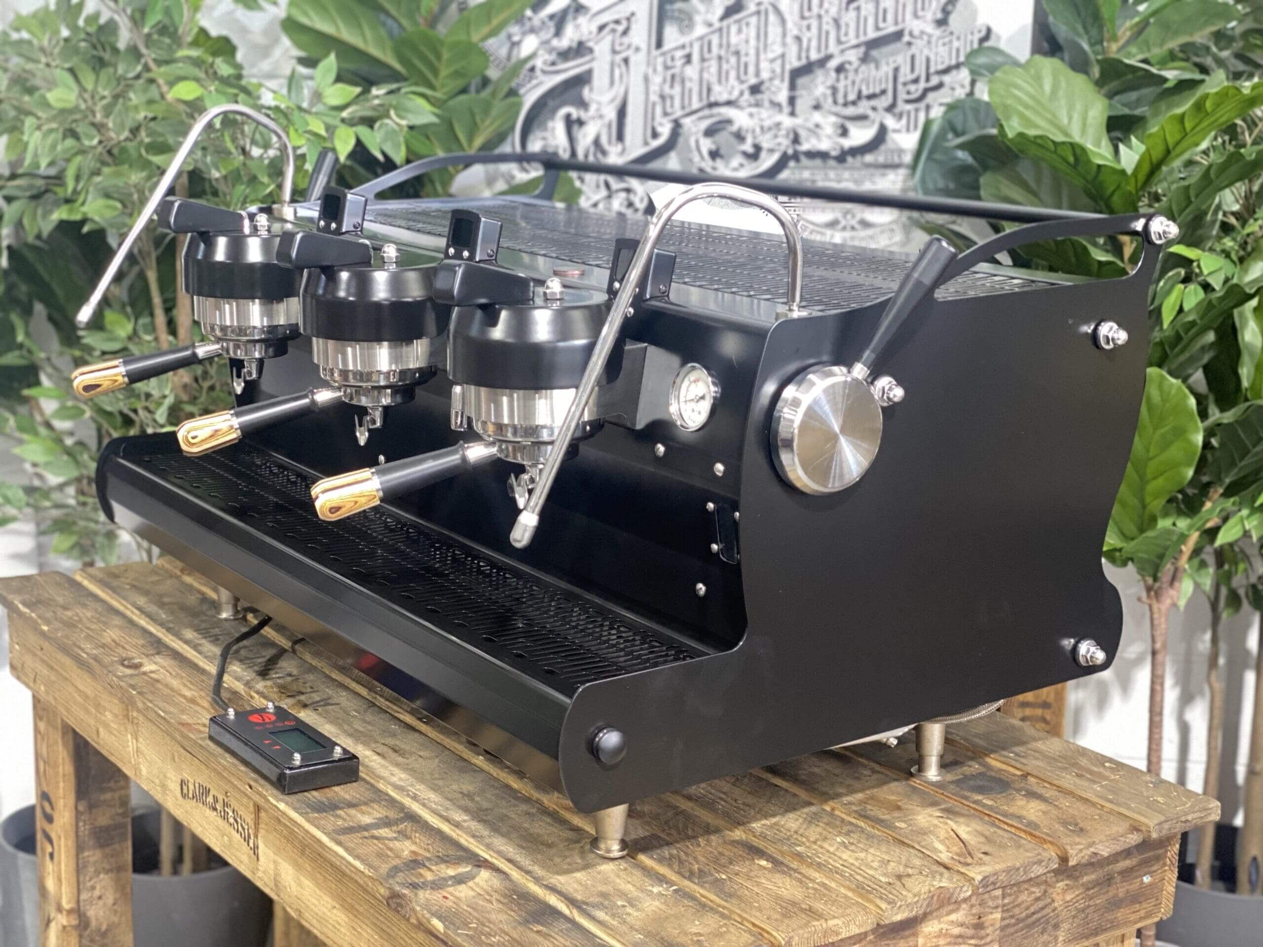 Synesso Sabre Black w. Black & Pesado Handles - 3 Group Commercial Espresso Machine - Brown