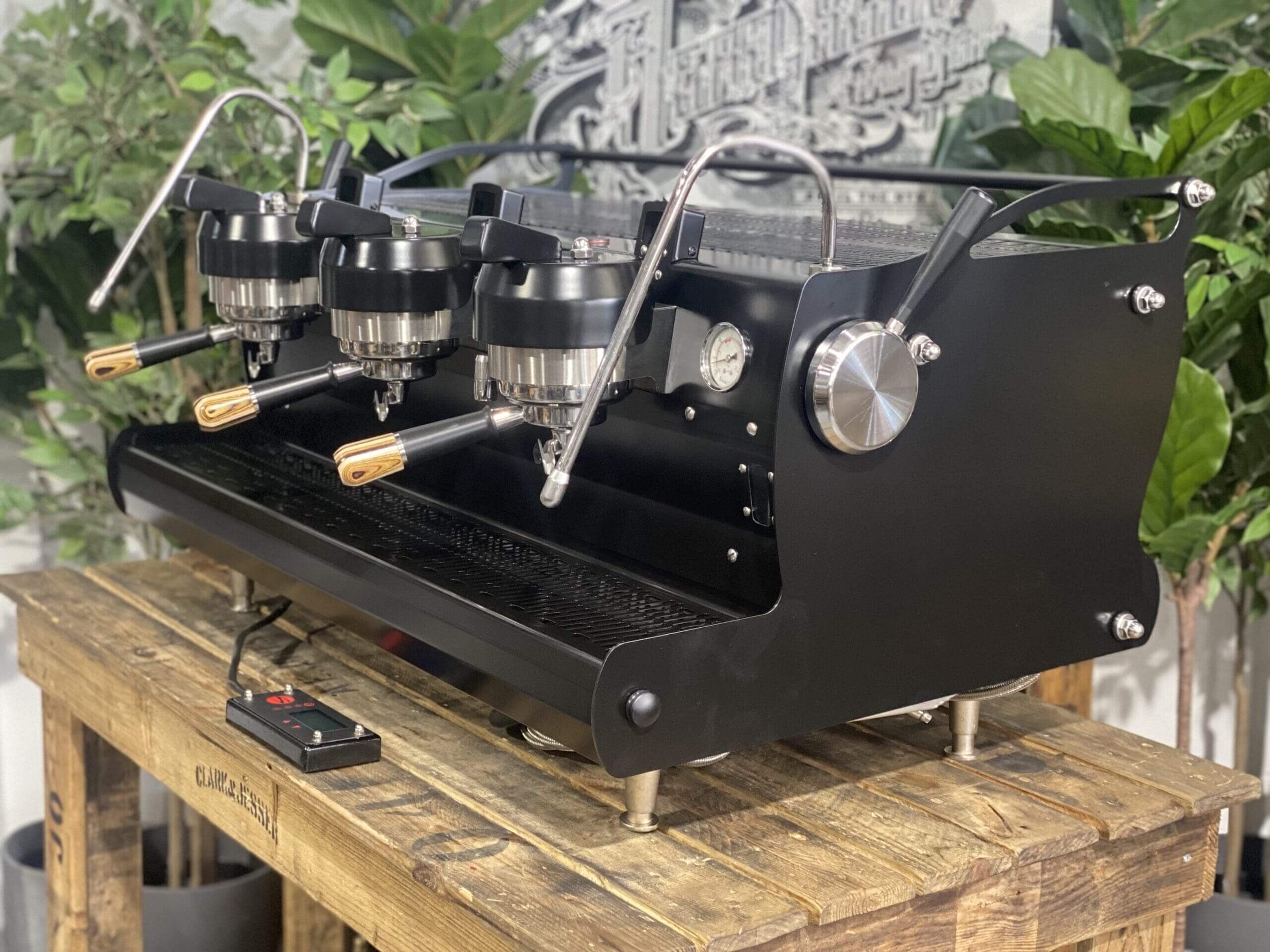 Synesso Sabre Black w. Black & Pesado Handles - 3 Group Commercial Espresso Machine - Brown