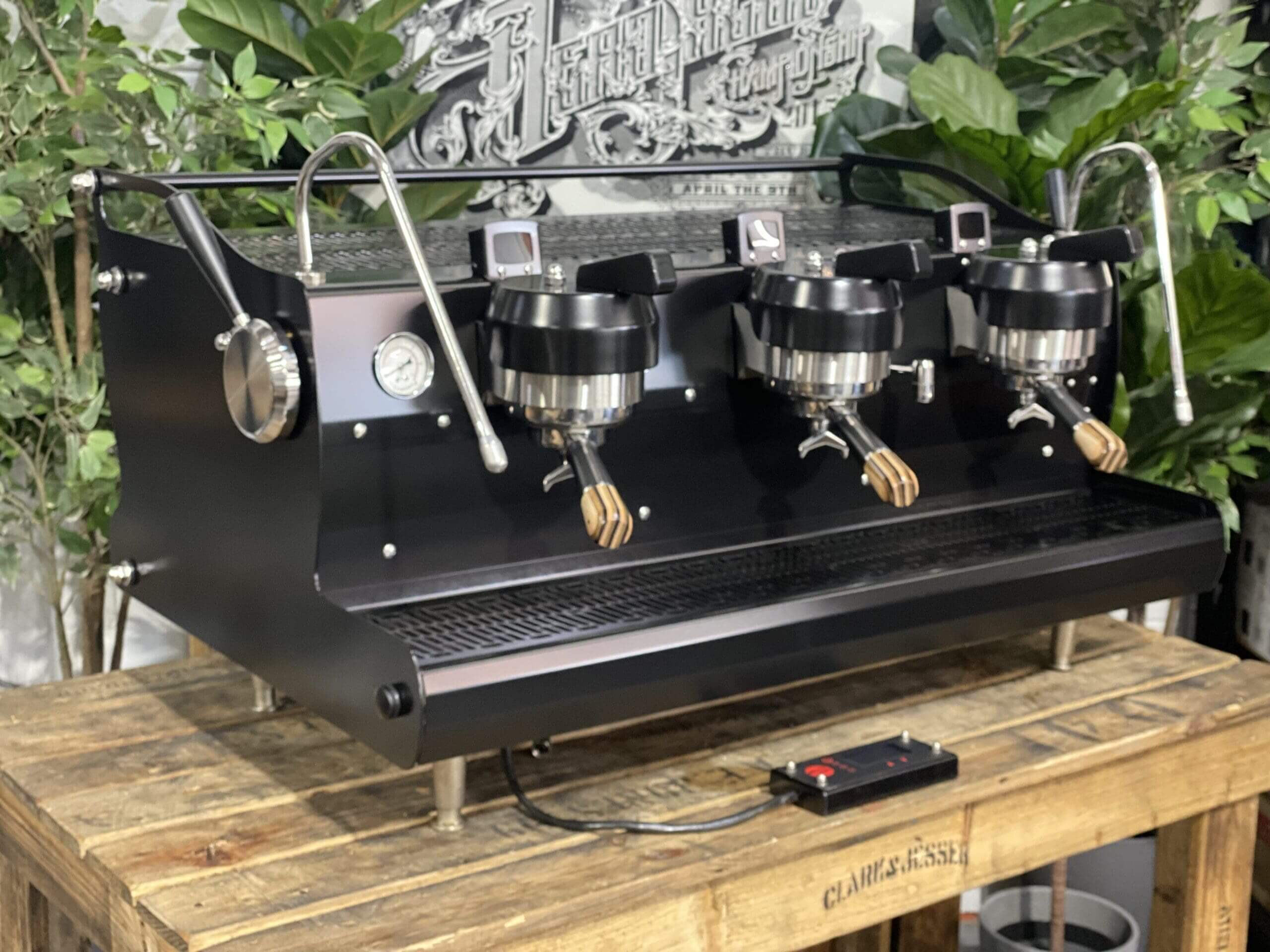 Synesso Sabre Black w. Black & Pesado Handles - 3 Group Commercial Espresso Machine - Brown