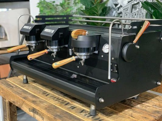 Synesso Sabre Hybrid 3 Group – Matte Black / Skateboard Timber Custom