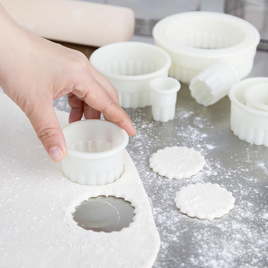 Vogue Serrated Round Pastry Cutters Nylon (9 Pack) - JA523